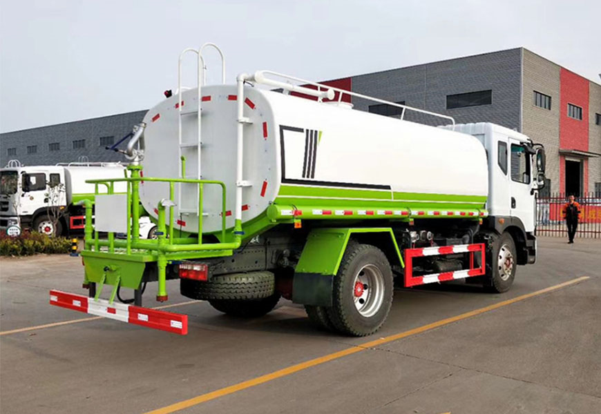 吉林重汽豪卓灑水車：清潔路面一股清流
