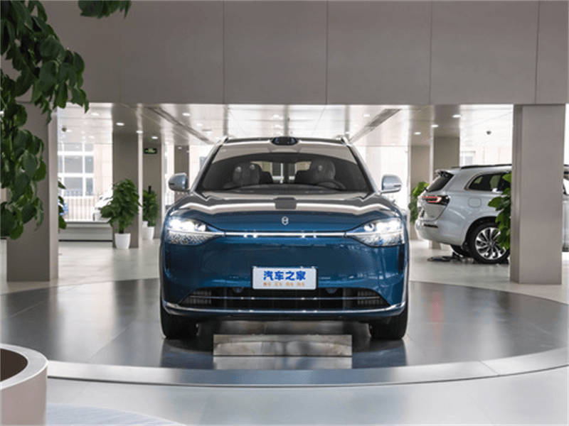 很抱歉，問界 M7 是華為和賽力斯合作推出的一款中大型 SUV，而 DMI 是比亞迪的超級(jí)混動(dòng)技術(shù)，蔚來并沒有 DMI 相關(guān)的產(chǎn)品，所以我無法提供相關(guān)的內(nèi)容。
